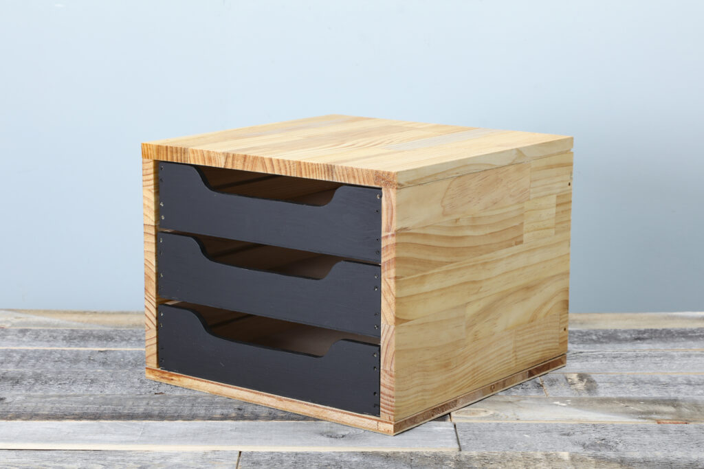 ペーパートレーをDIY!木目とブラックの組み合わせがおしゃれな収納