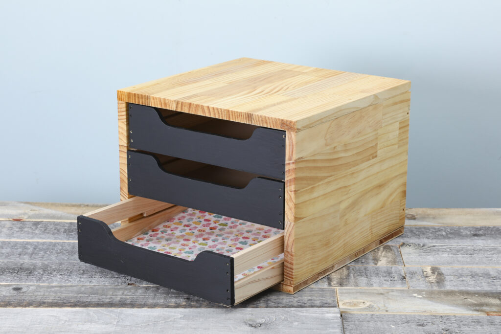 ペーパートレーをDIY!木目とブラックの組み合わせがおしゃれな収納